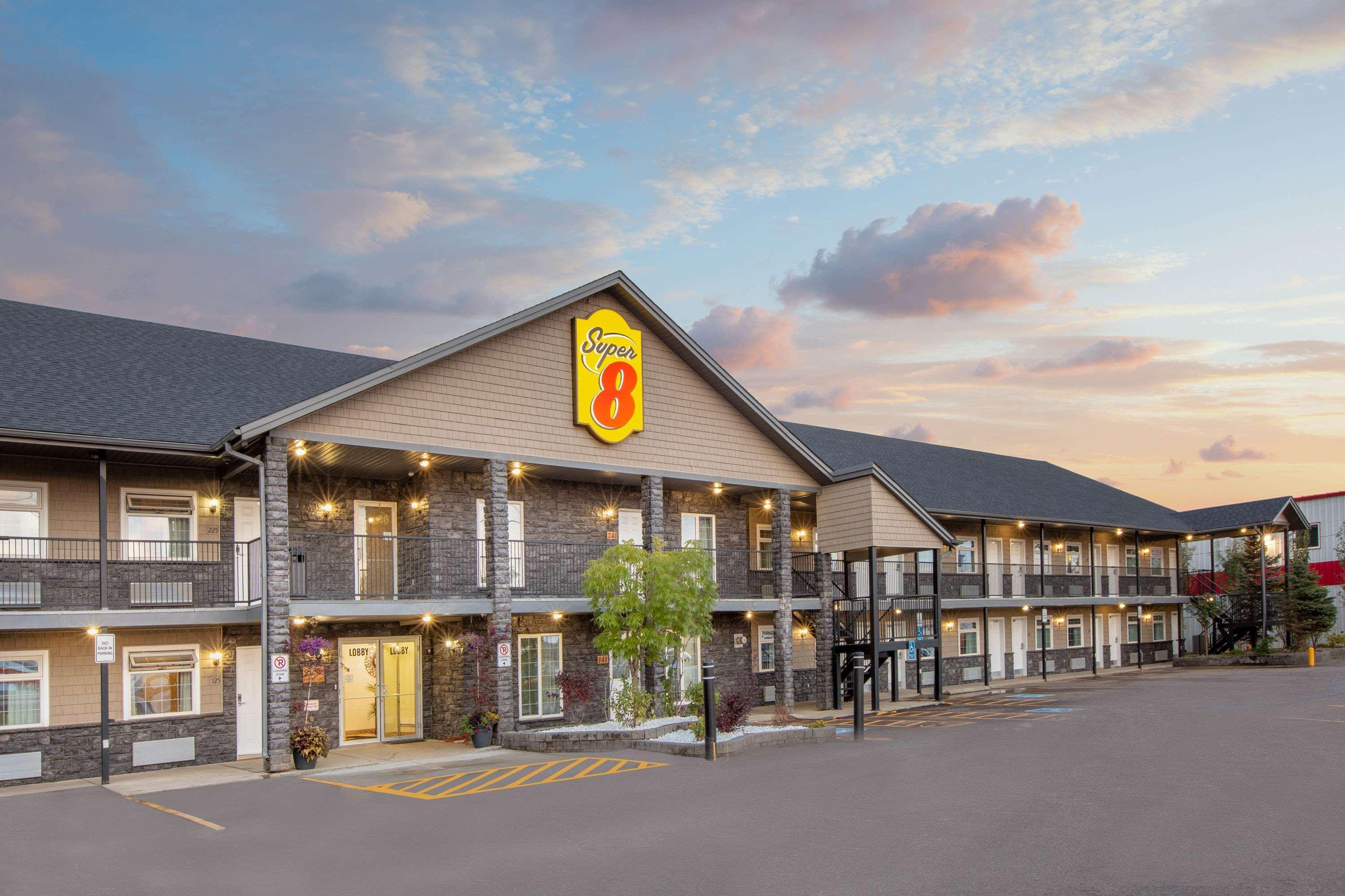 Super 8 By Wyndham Fort Mcmurray Εξωτερικό φωτογραφία