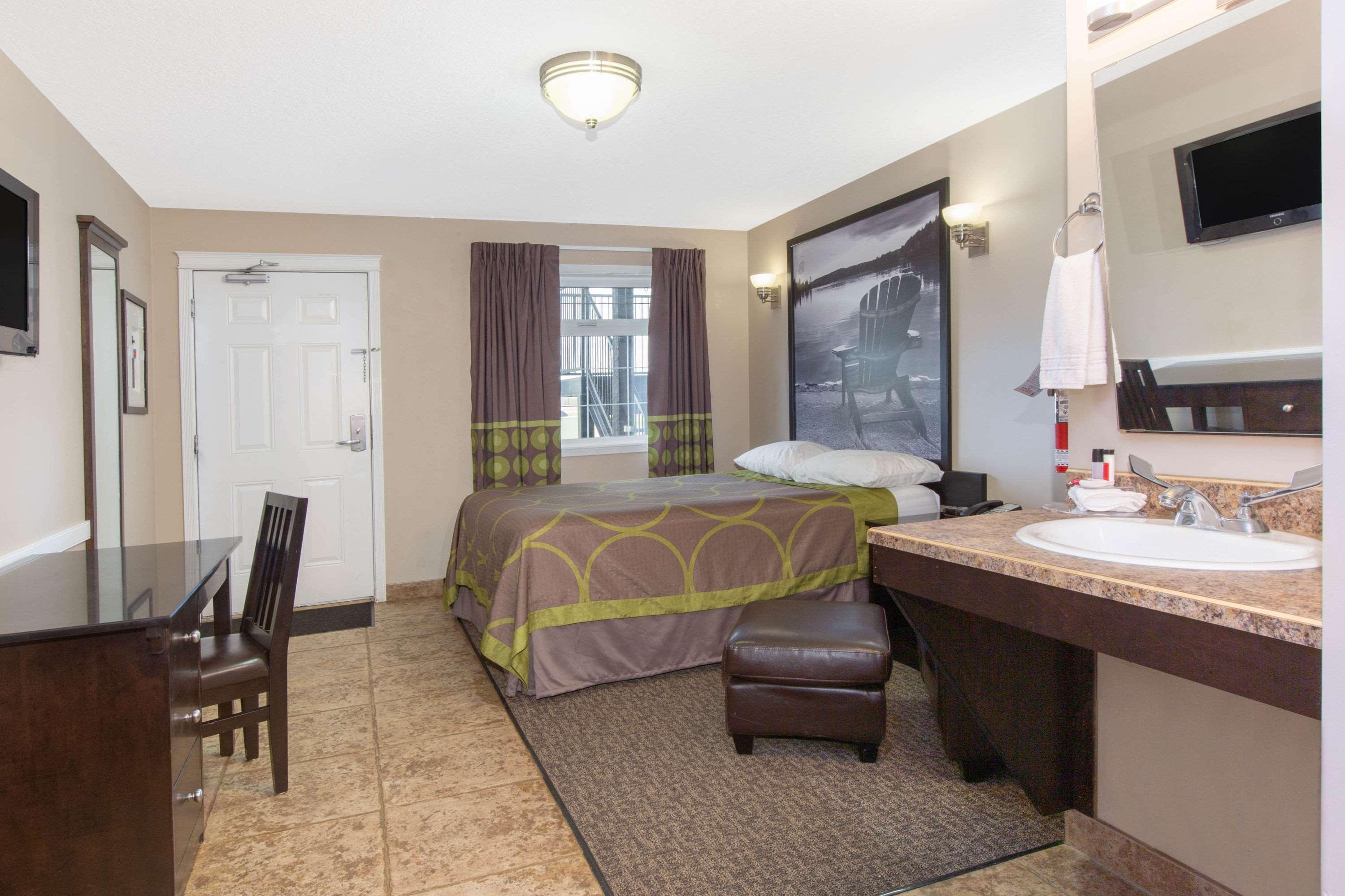 Super 8 By Wyndham Fort Mcmurray Εξωτερικό φωτογραφία