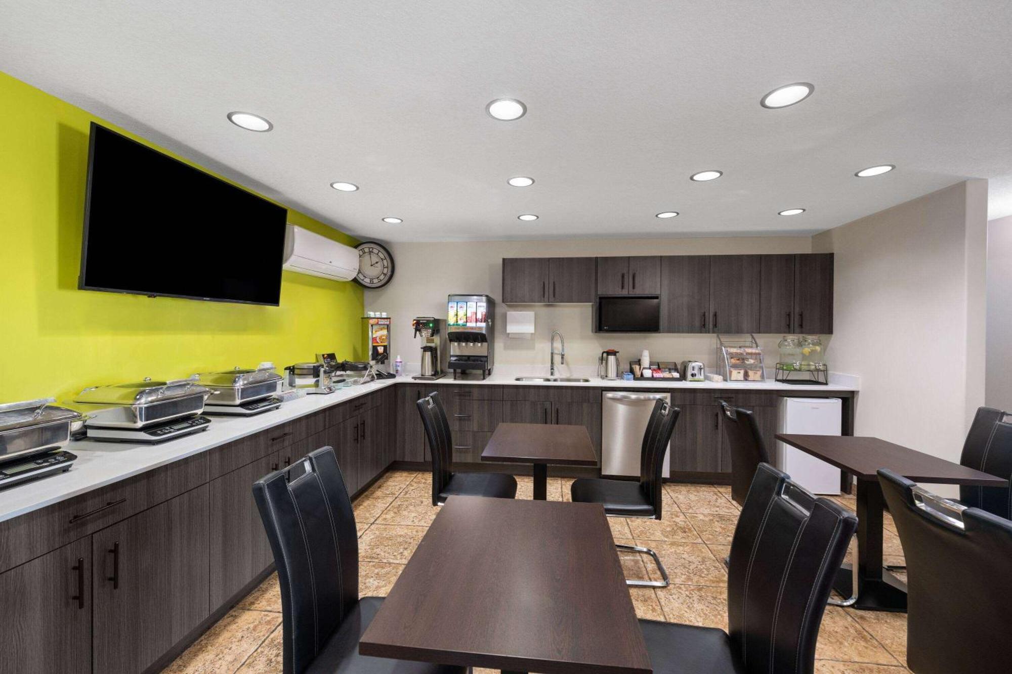 Super 8 By Wyndham Fort Mcmurray Εξωτερικό φωτογραφία